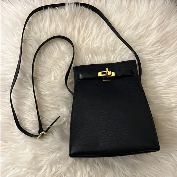 Elegant Black Crossbody Bag with Structured Design - Picture 1 of 10